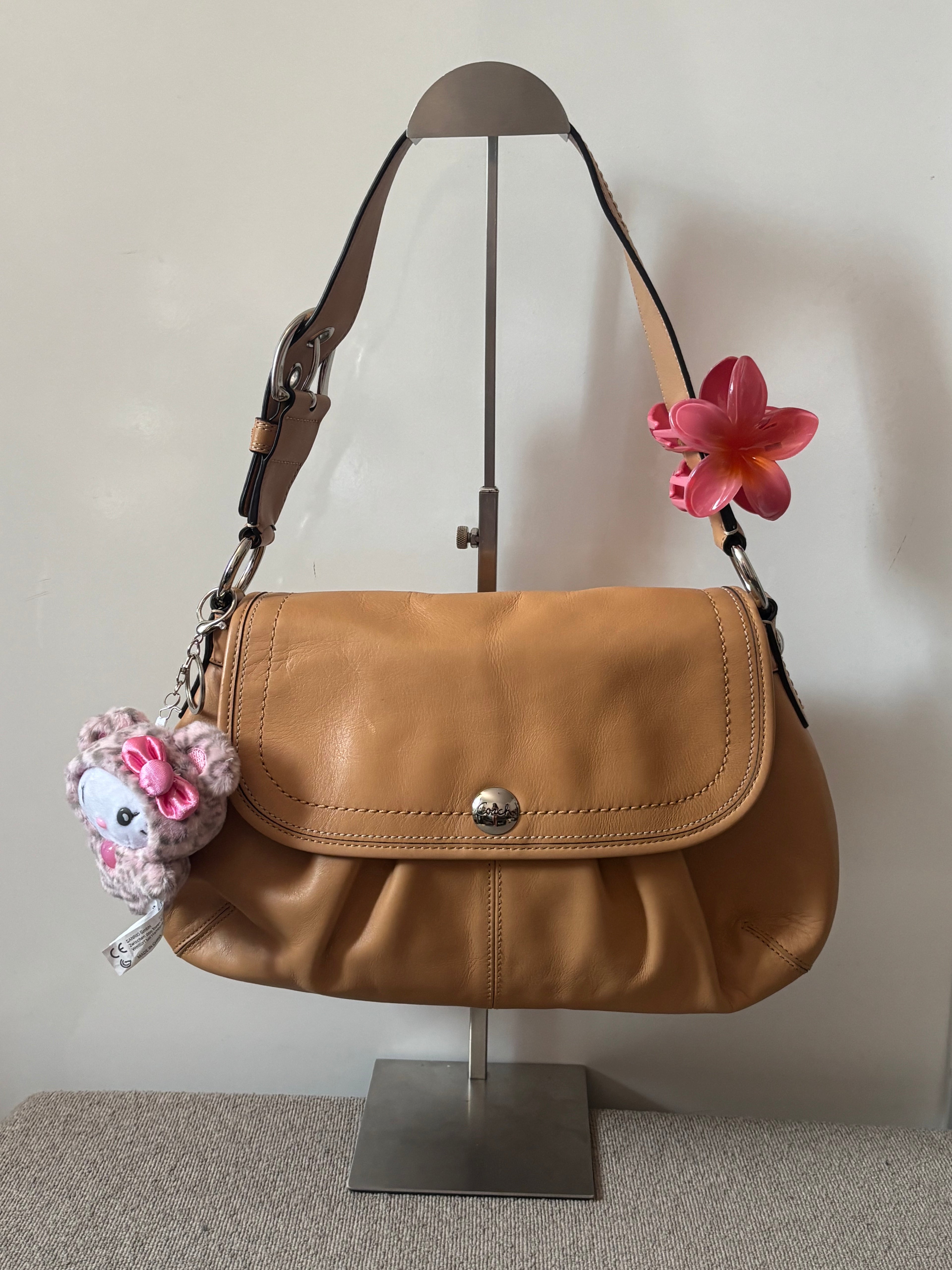 Vintage SoHo Coach F13729 Beige Flap Shoulder Bag