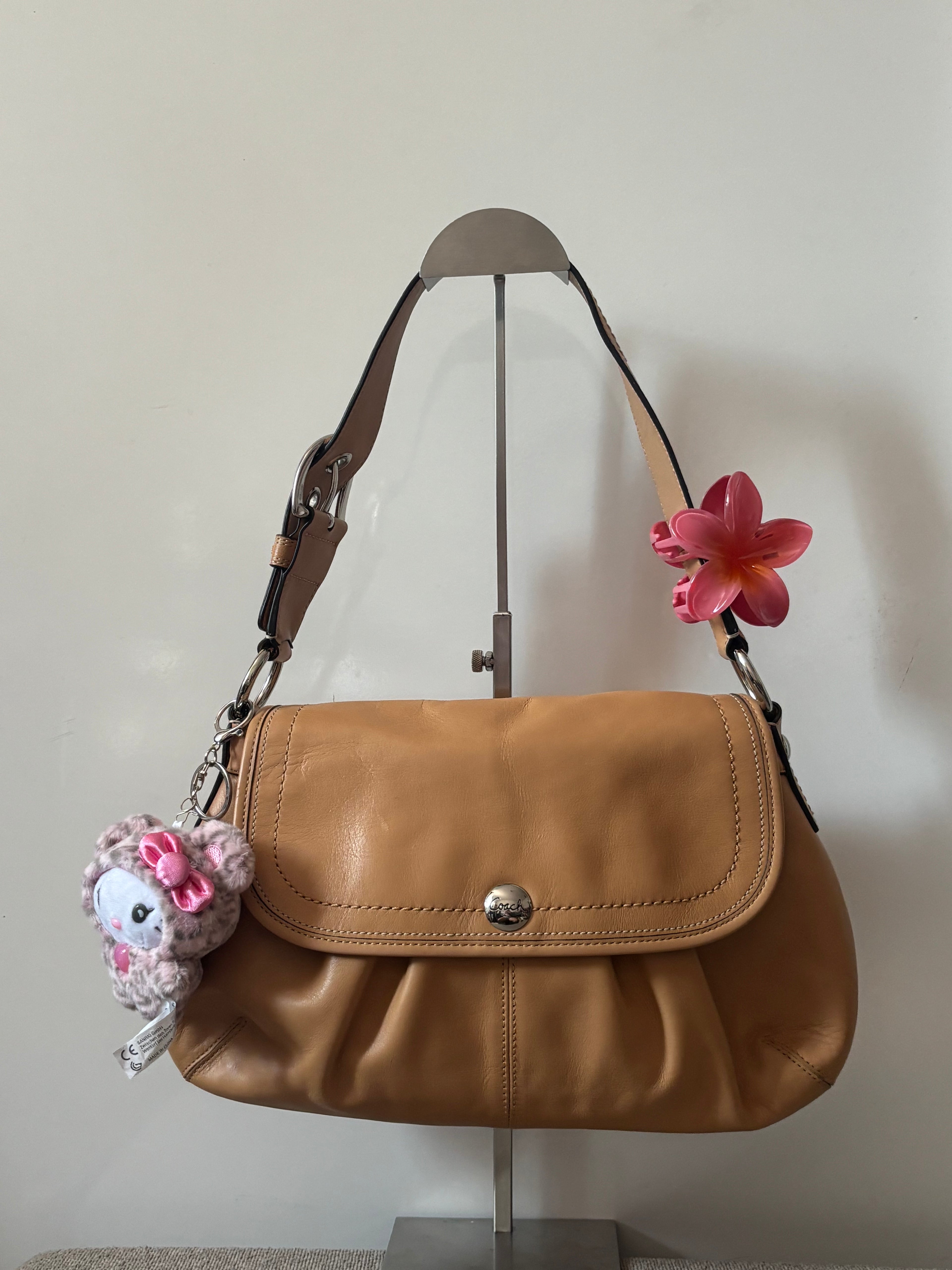 Vintage SoHo Coach F13729 Beige Flap Shoulder Bag